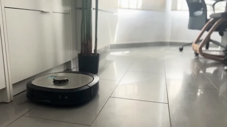 Robot aspirador aspirando suelos lisos