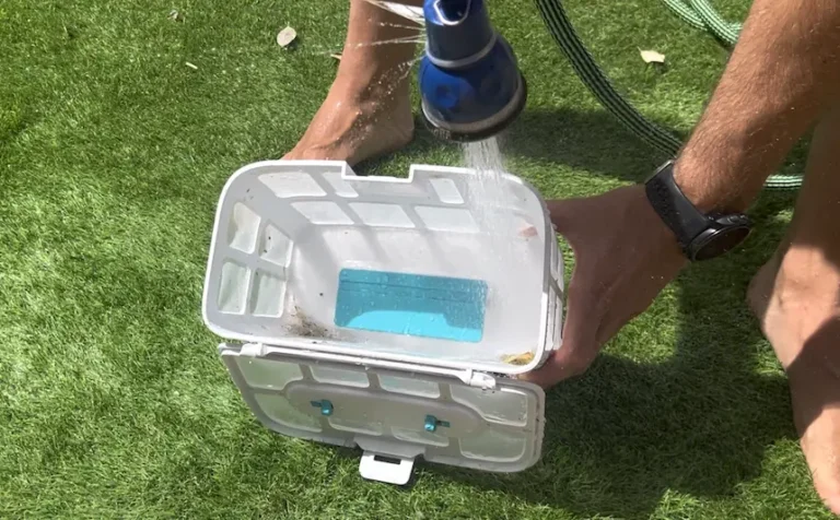Limpiando el depósito del robot limpiafondos