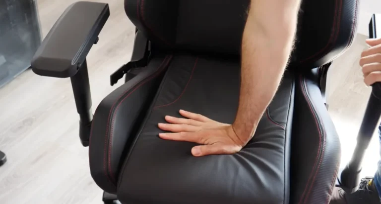Probando el acolchado del asiento de la silla de oficina