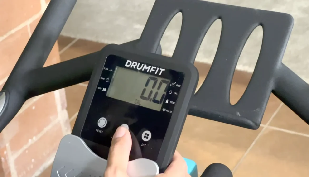 Probando el panel de la bicicleta de spinning de Cecotec
