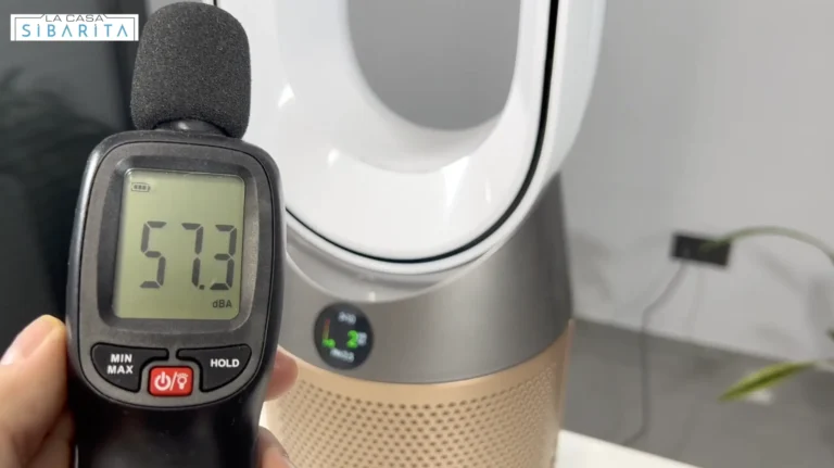 Probando el ruido que producen los ventiladores de pie a máxima potencia a una distancia de 1 metro