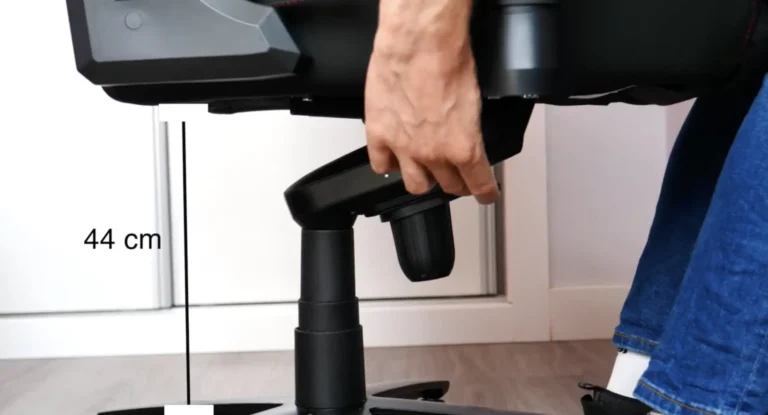 Probando la regulación de altura de la silla ergonómica