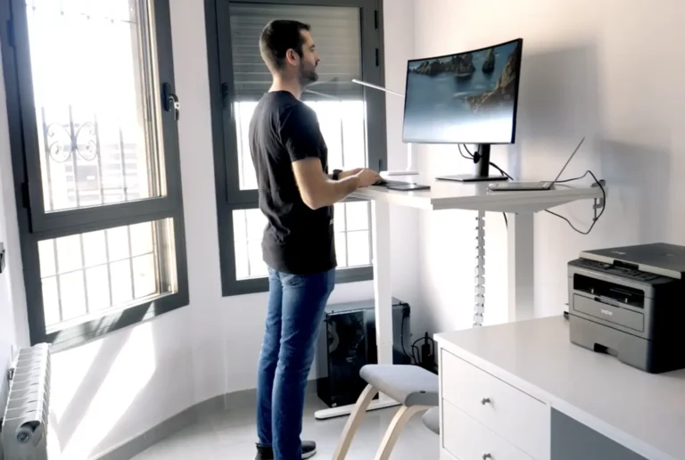 Trabajando de pie en la mesa de escritorio elevable