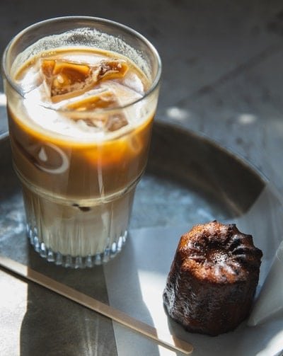  preparar un buen café con leche y hielo