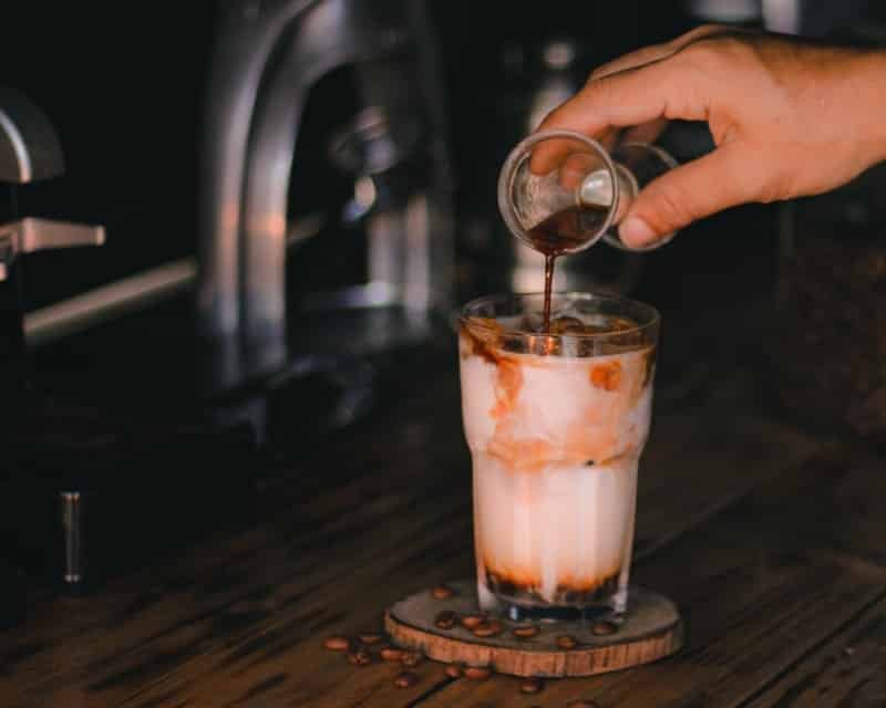  preparar un buen café con leche y hielo