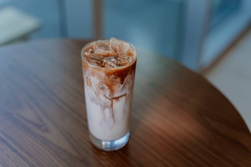  preparar un buen café con leche y hielo