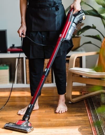 ¿Qué potencia tiene que tener mi aspirador escoba?
