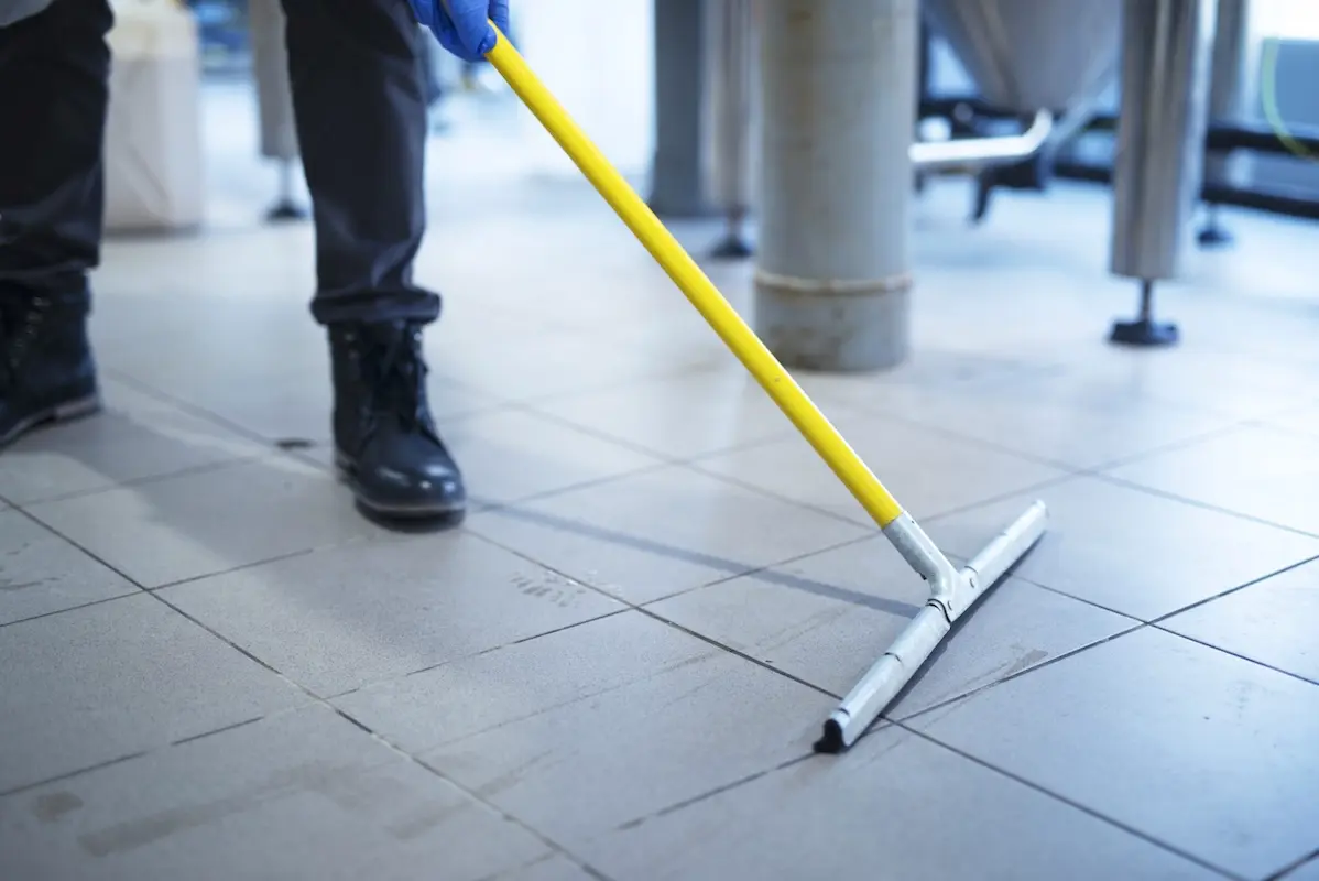 Husancor 11: la empresa de servicios integrales en Madrid que simplifica la gestión de comunidades 2 Limpieza fin de obra Husancor11 3 scaled 1
